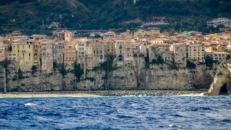 Tropea die „Perle Kalabriens“, „Hauptstadt der Ferien“ oder „Perle des Tyrrhenischen Meeres“ – die kleine Stadt in der Provinz Vibo Valentia trägt viele stolze Beinamen. Leider mussten wir diesmal wegen des unruhigen Meeres an ihr vorbeifahren und stattdessen nach Vibo weiterreisen. Doch eines ist sicher: Den besten Blick auf Tropea hat man zweifellos vom Meer aus.